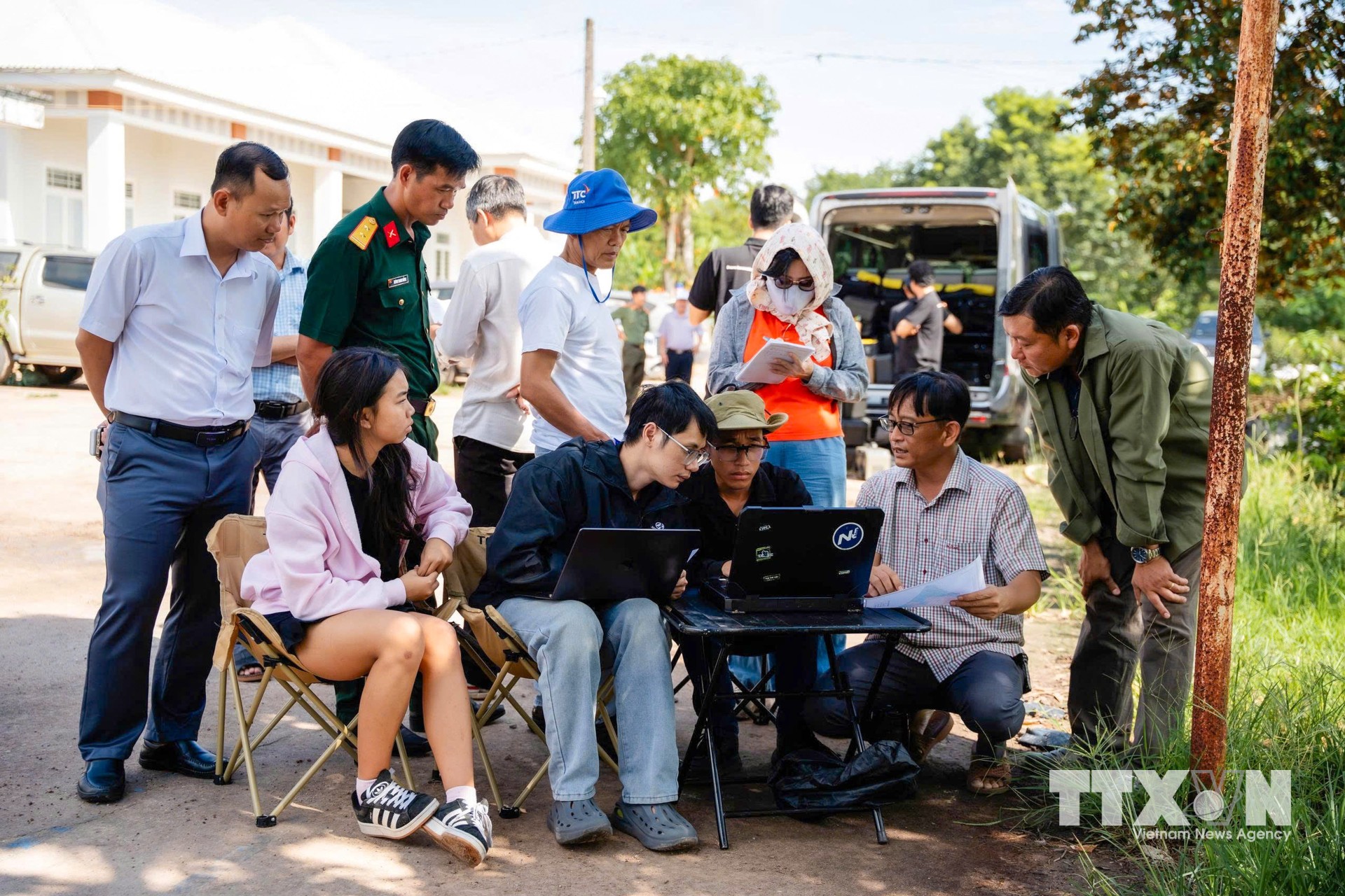 Kỹ thuật viên theo dõi, điều khiển UAV trong quá trình bay thử nghiệm. (Ảnh: Giang Phương/TTXVN)